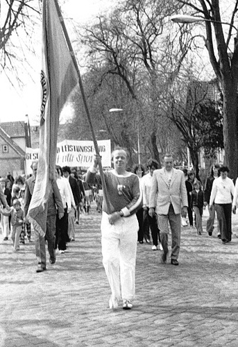 http://www.vflneukloster.de/media/kegeln/Foto-Archiv Die Sechziger/Unser Fahnentraeger ist Gerhard.jpg